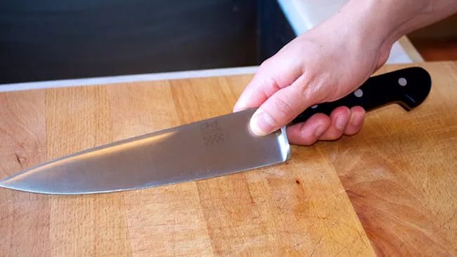 В Бузулуке гость с ножом напал на хозяйку